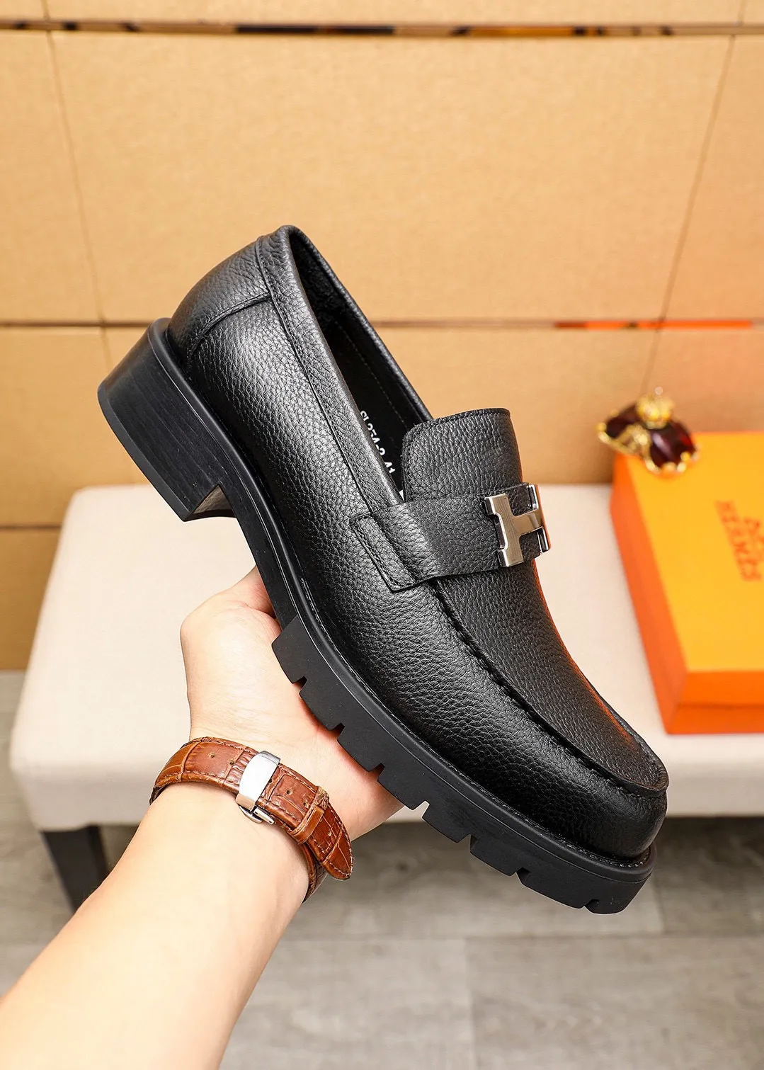 Men's shoes 💰460 💐 Product trademark: HERMES "Hermès" casual leather shoes Regular size: 39-44 (38.45🉑️customized) Product materials: Selected imported first-layer pebbled cowhide leather upper + classic hardware buckle, imported water-dyed 🐂 cowhide lining. Strong three-dimensional visual effect, non-slip and wear-resistant rubber outsole Color: 2⃣️colors available